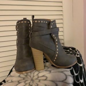 Venus Boots Heels Size 6.5 Gently Worn